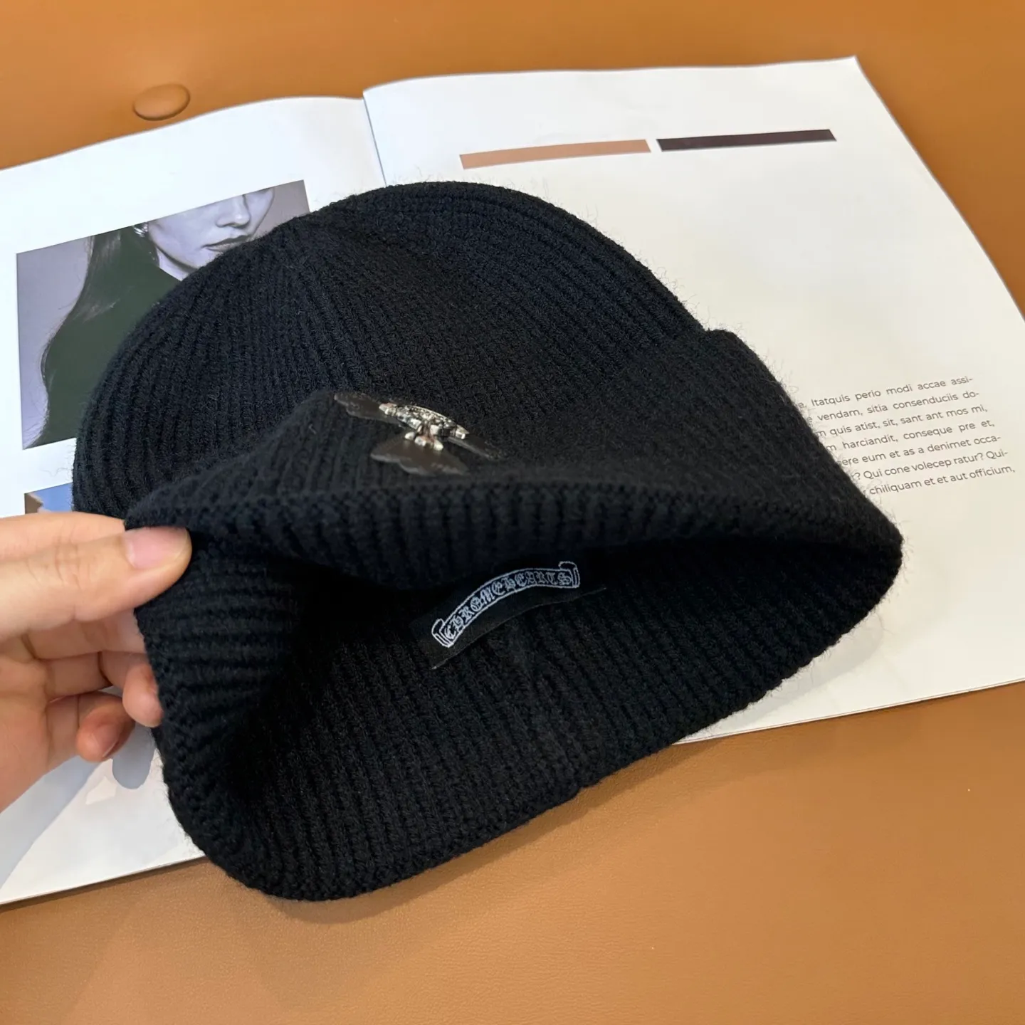 P46 🤍Chrome hearts new autumn and winter cross knitted hat🧶 One of the must-have hats in autumn and winter~ It really looks good on whoever wears it~, it is also a perfect match in black and white and gray in autumn~